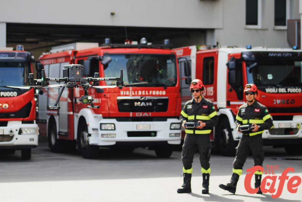 Incendio sull’A28, brucia un camion in una piazzola di sosta: nessun ferito